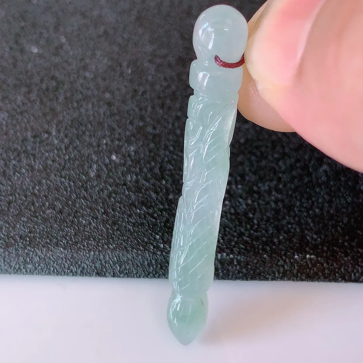 自然光实拍，冰种翡翠金榜题名毛笔吊坠，种老水足，雕工精湛 ，寓意美好，佩戴时尚出众！#60.7