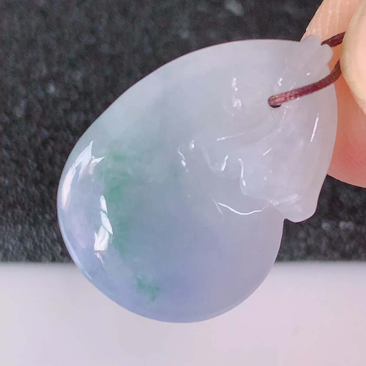 自然光实拍，冰紫罗兰飘花翡翠招财钱袋子吊坠，寓意“代代有福，代代有财，腰缠万贯”玉质细腻，佩戴效果佳！#57.7