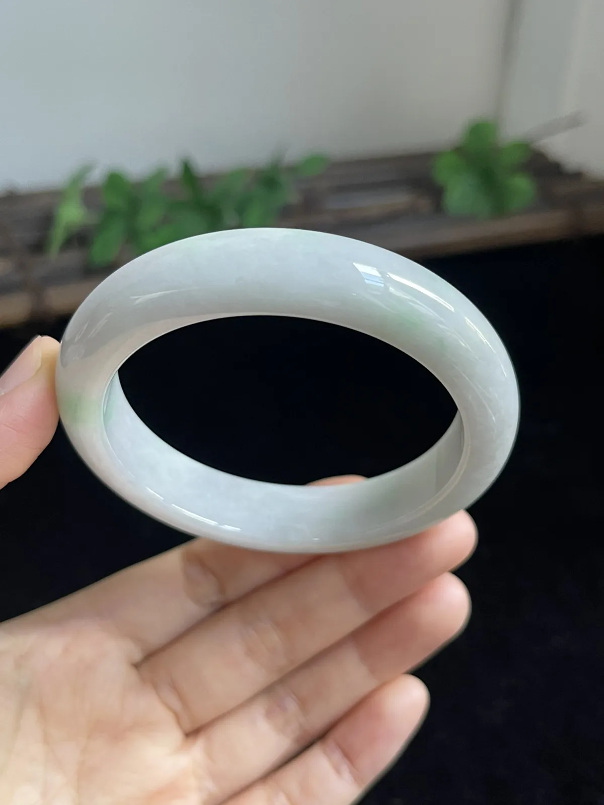 翡翠手镯，种老肉细，飘一片阳绿阳，上手仙气飘飘，非常漂亮