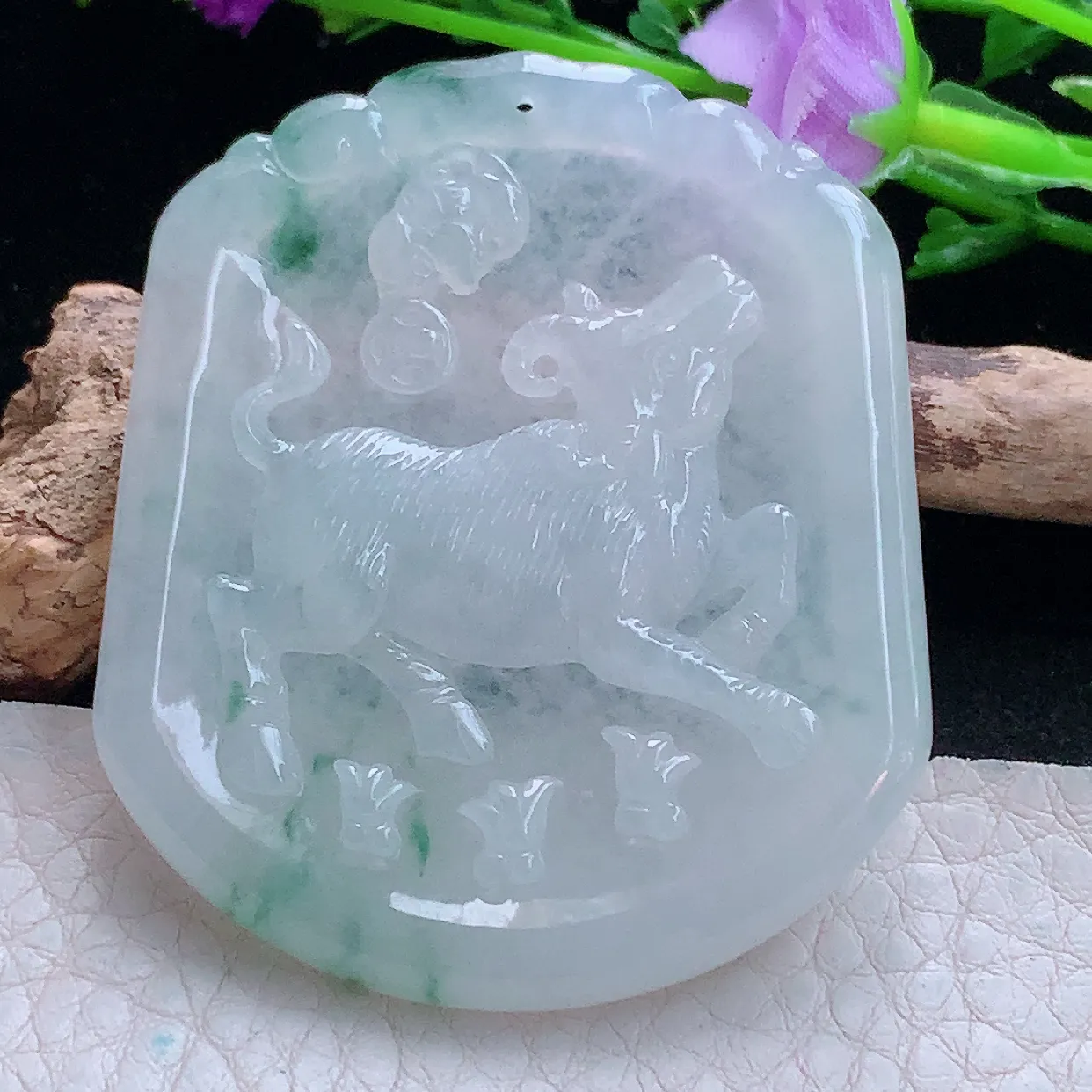 kh实拍52.6*44.5*5缅甸翡翠精雕飘花生肖牛玉坠扭转乾坤