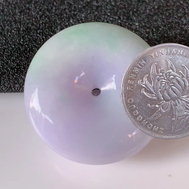 自然光实拍，冰润春带彩翡翠平安扣吊坠，形体饱满圆润，平安扣肥嘟嘟的，平平安安，种水很好，配戴精美！#05.10