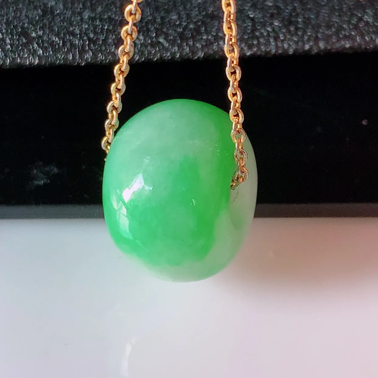 自然光实拍，冰润飘绿翡翠路路通吊坠，寓意好运连连，路路畅通，经典款式，财运滚滚，路路通，佩戴效果更好！配图银链子#05.10