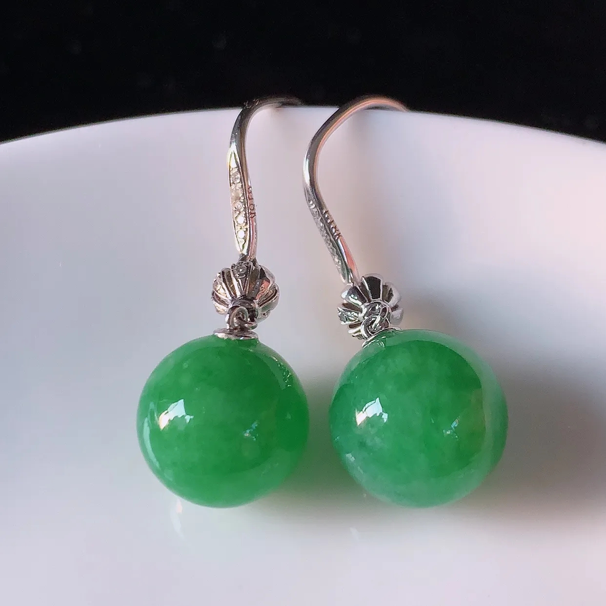 自然光实拍 18k金镶嵌满绿翡翠圆珠耳坠，沁人心脾，豪华镶嵌而成，耳坠佩戴效果大气出众，尽显气质。种水好，胶感足，颜相当漂亮，高性价比，值得入手品鉴！#83.10耳坠整体长29.5裸石10.6