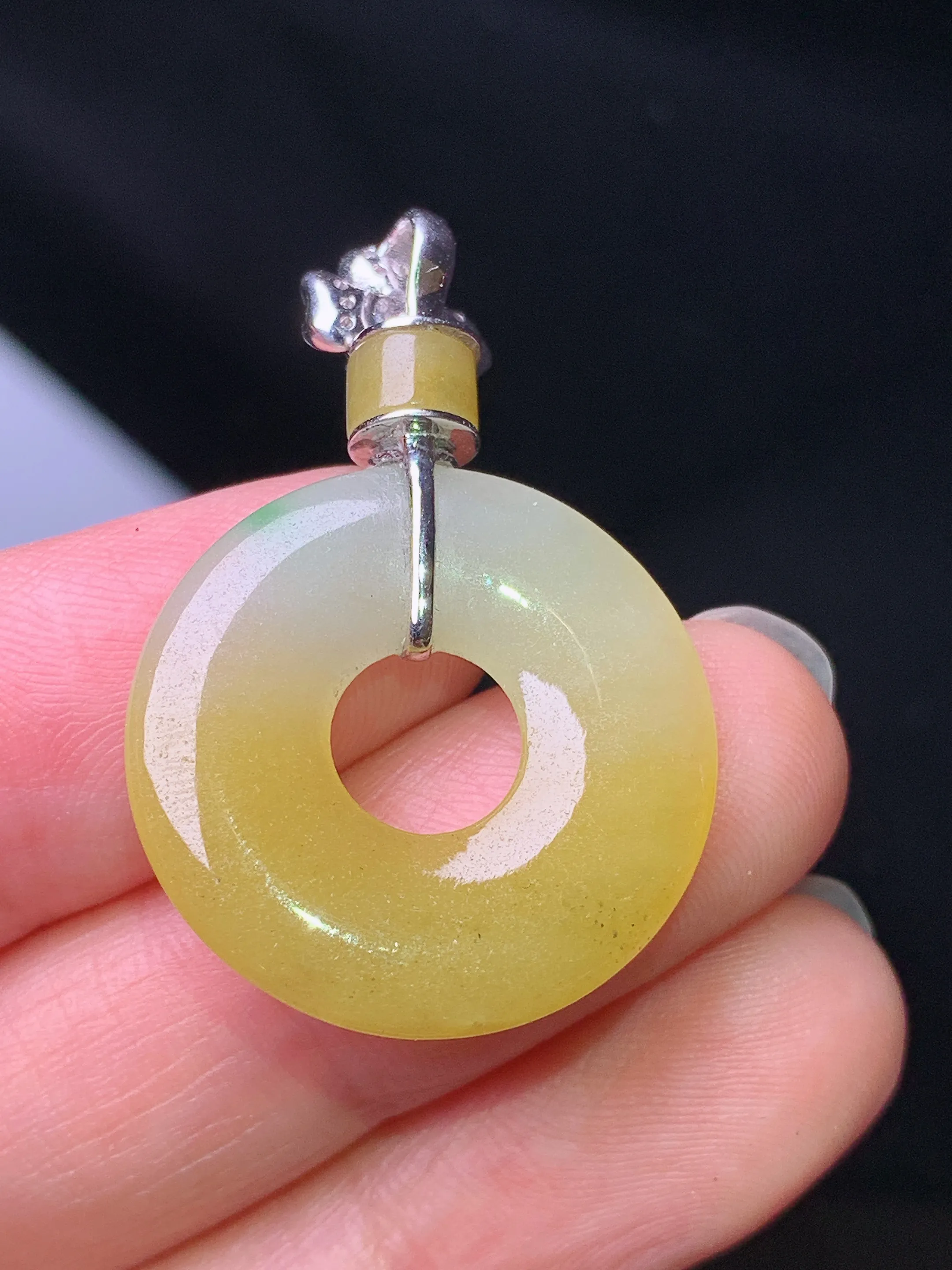 18k金镶嵌黄翡平安环吊坠 玉质细腻 色泽艳丽清新 整体尺寸34.6*22.5*3