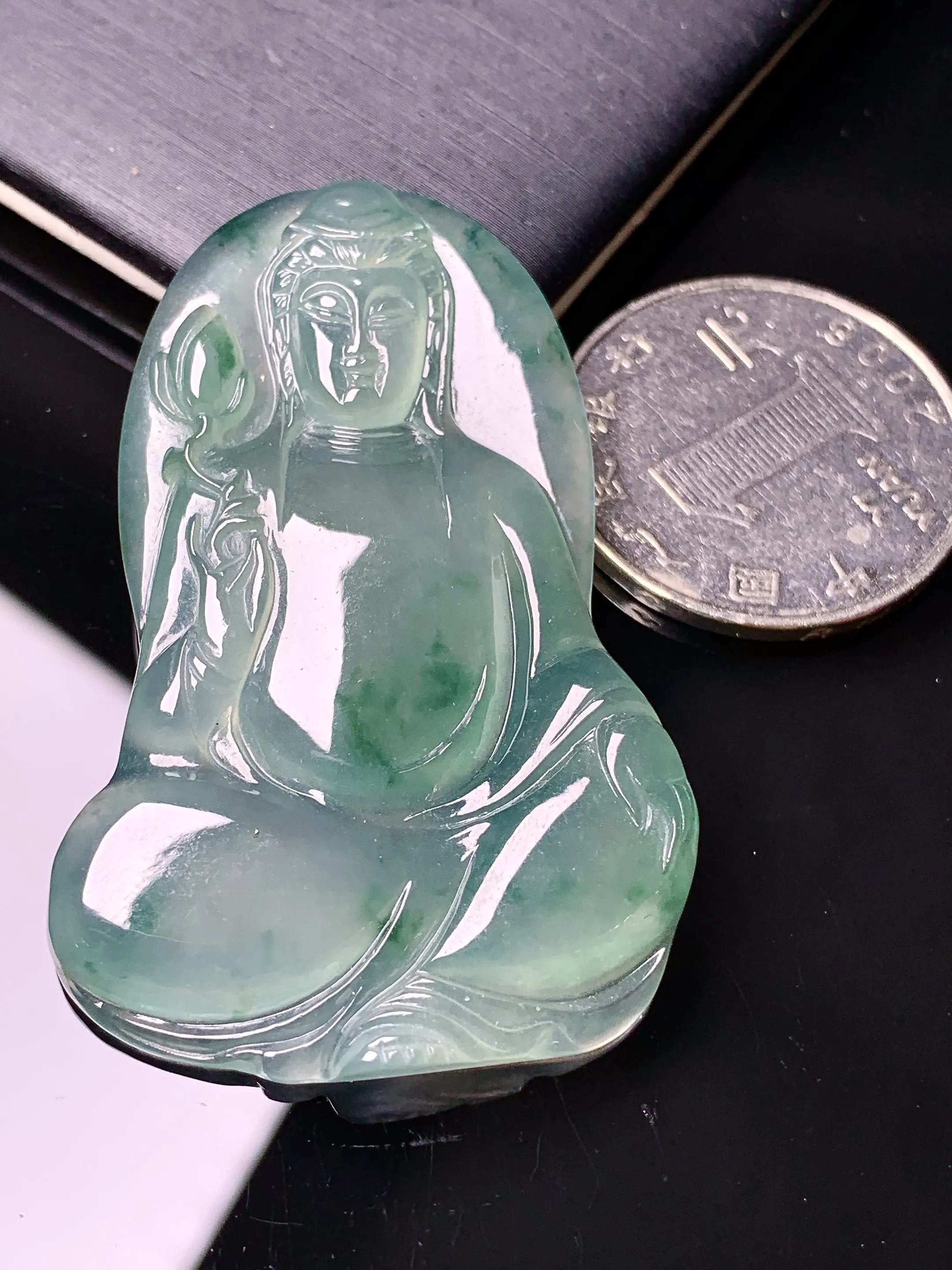 飘花冰种观音吊坠 玉质细腻 色泽艳丽清新 整体尺寸50.3*33*5.2