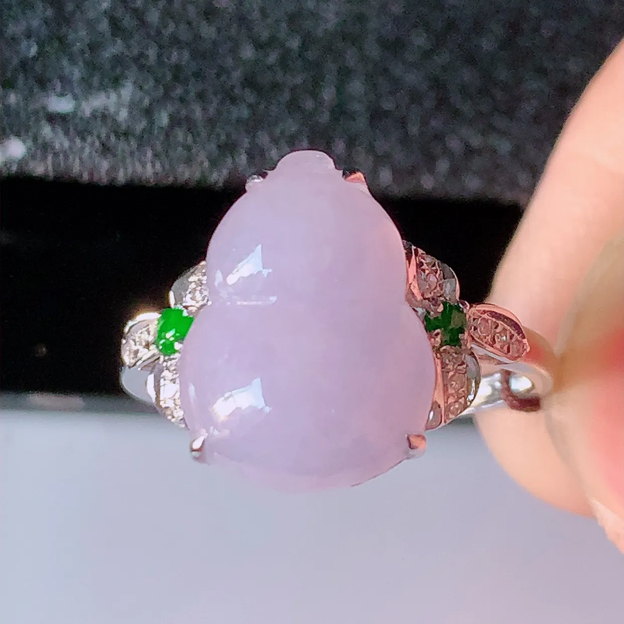 自然光实拍 18K金精工镶嵌紫罗兰翡翠葫芦戒指，玉质细腻，翡翠色泽均匀，艳丽饱满，款式高贵大气，14