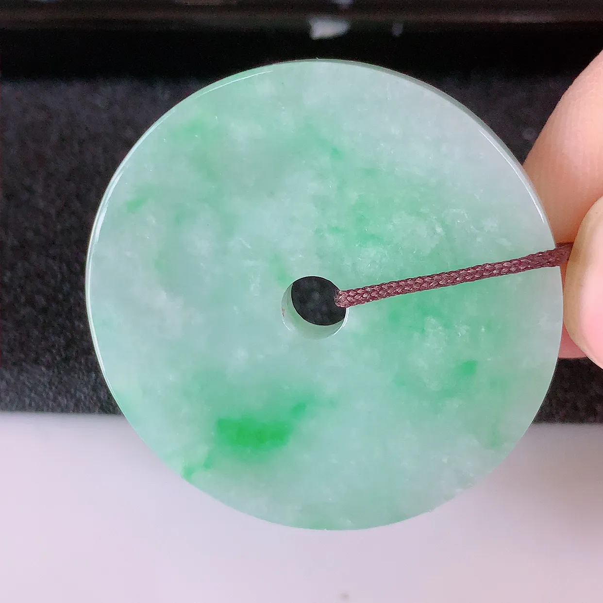 自然光实拍，冰润飘绿翡翠平安扣吊坠，翠色灵动，玉质细腻，颜色漂亮，品相佳，佩戴佳品！#57.7