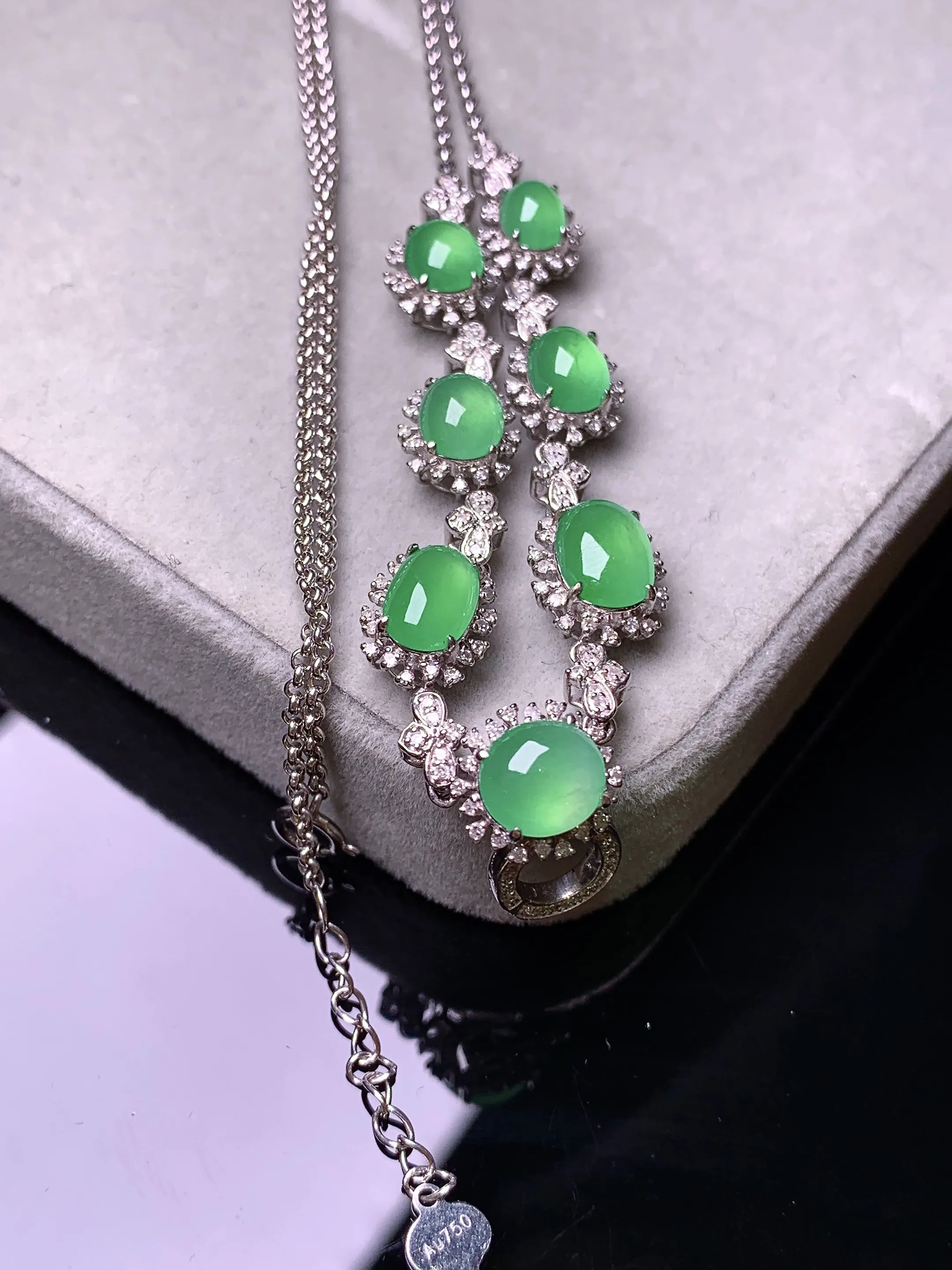 18k金钻镶嵌多用满绿蛋面项链吊坠 玉质细腻 色泽艳丽清新 整体尺寸23.3*12*9.3