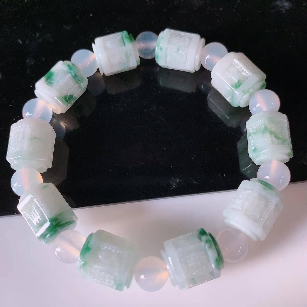 自然光实拍，冰润飘花六字真言手链，路路通翡翠手串，花式飘逸，佩戴效果大方时尚，圆珠为装饰珠！#49.10取一尺寸13-10.6