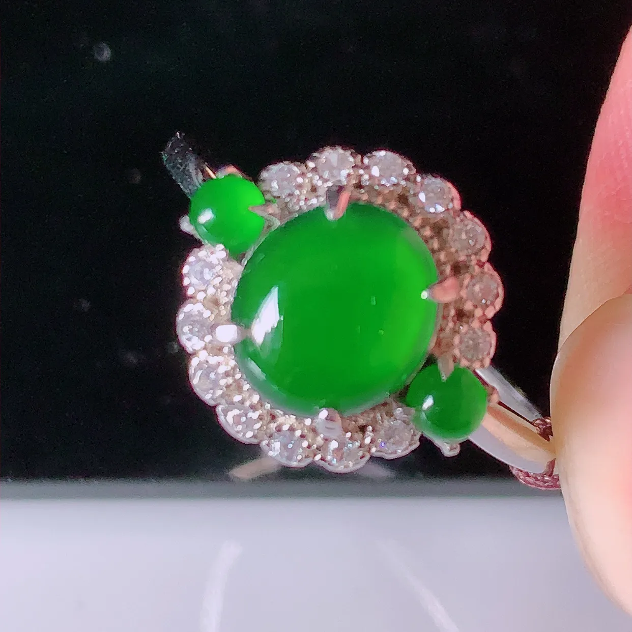 冰透满绿翡翠925银镶嵌戒指，自然光实拍，翠色灵动，颜色漂亮，种老水足，品相佳，佩戴佳品！#97.10（圈口可调大小）整体25*18.5*6裸石7*8