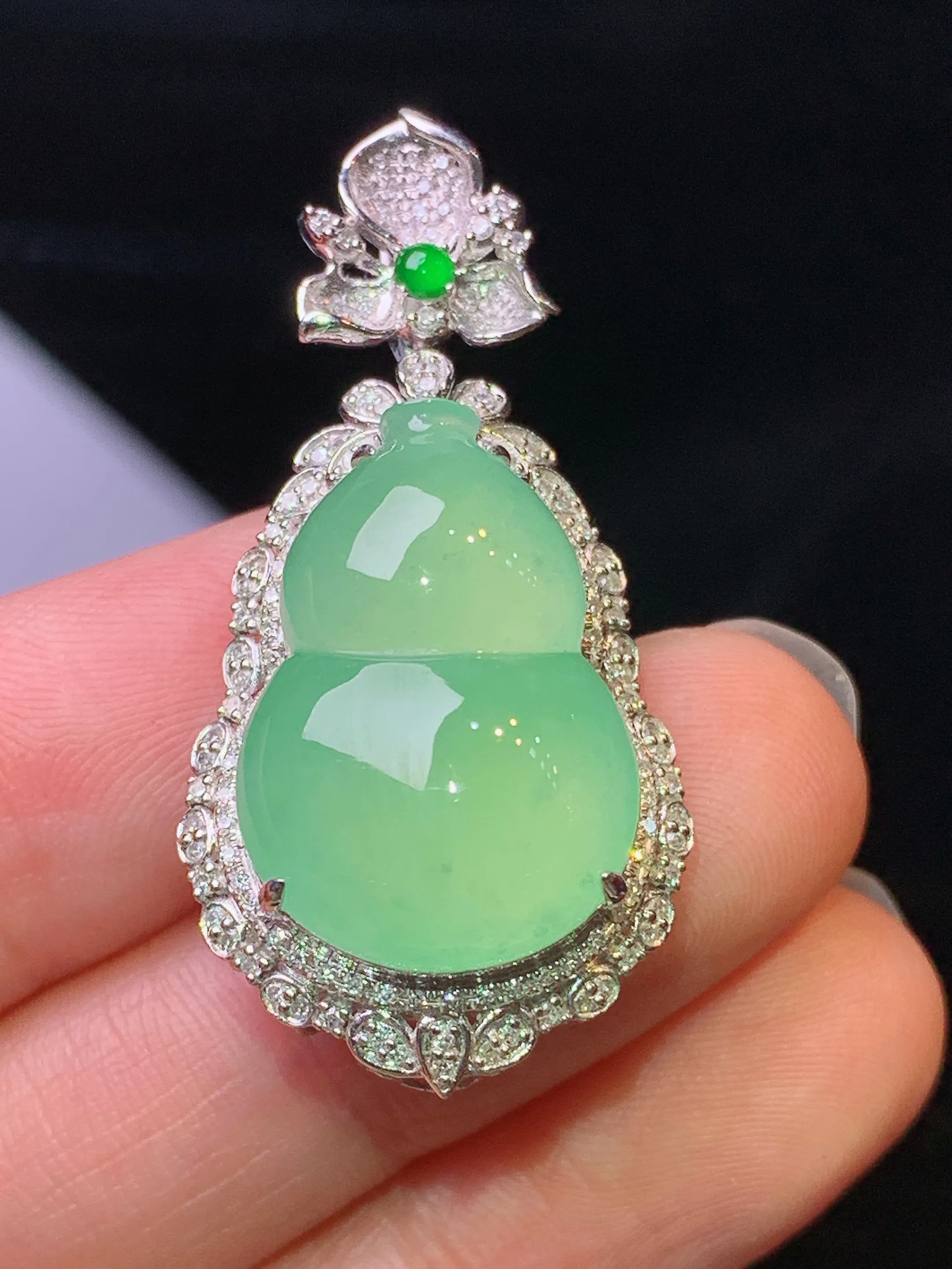 18k金钻镶嵌淡绿葫芦吊坠 玉质细腻 色泽艳丽清新 整体尺寸38.5*18.8*12.2