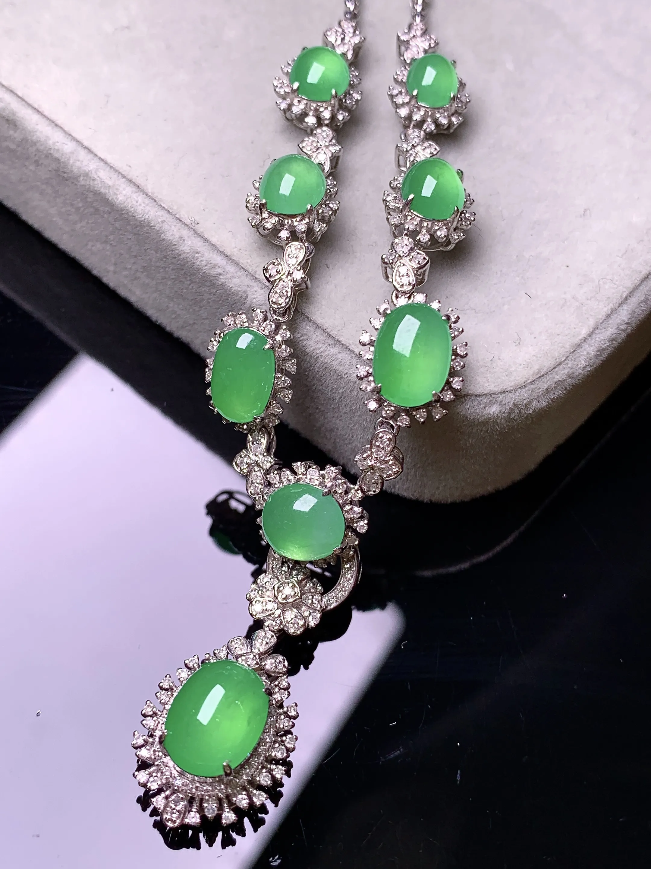 18k金钻镶嵌多用满绿蛋面项链吊坠 玉质细腻 色泽艳丽清新 整体尺寸23.3*12*9.3