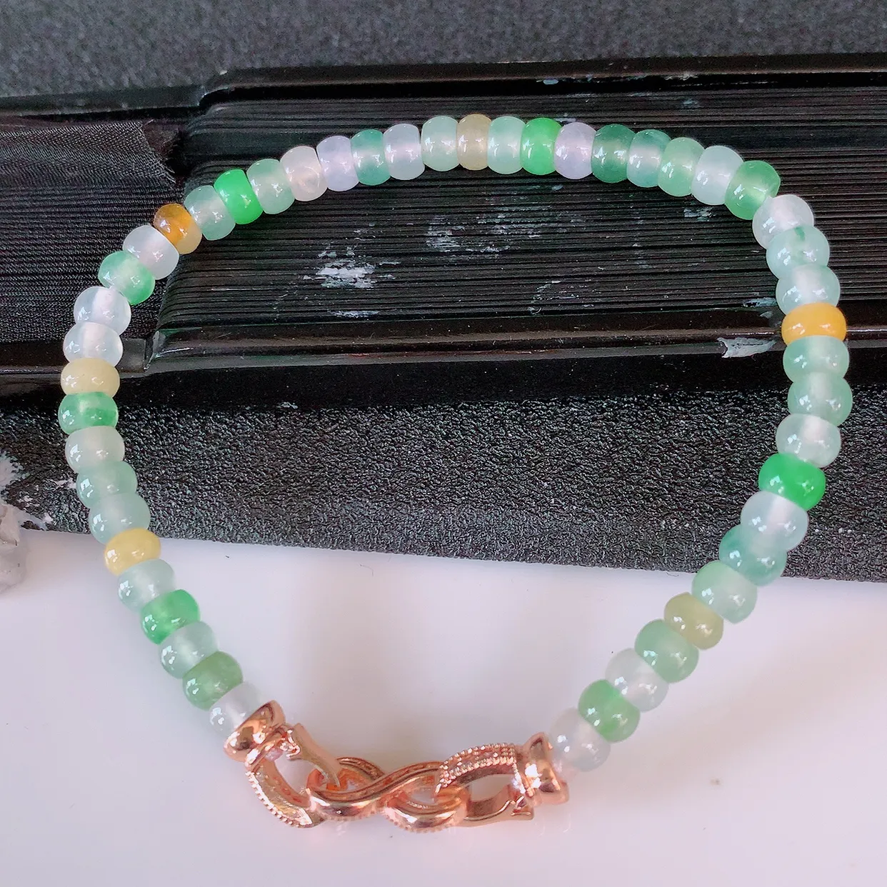 自然光实拍，冰种多宝翡翠手链，多彩翡翠手串，颜色丰富，料子细腻，高档大气，自戴送礼佳品！#60.7取一尺寸4.5