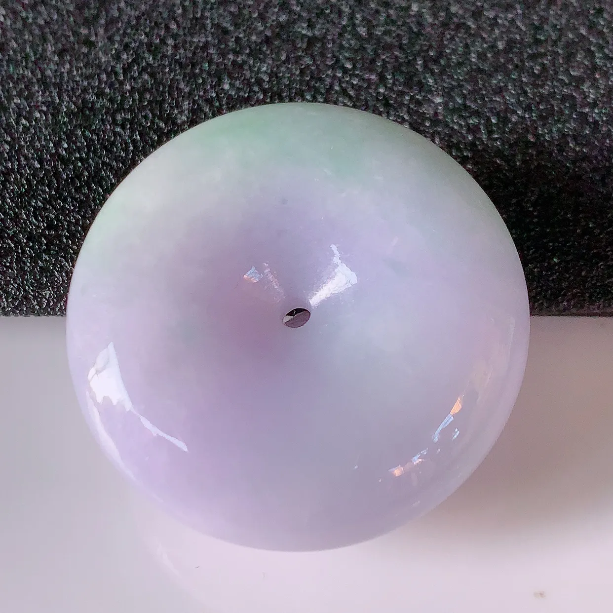 自然光实拍，冰润春带彩翡翠平安扣吊坠，形体饱满圆润，平安扣肥嘟嘟的，平平安安，种水很好，配戴精美！#05.10