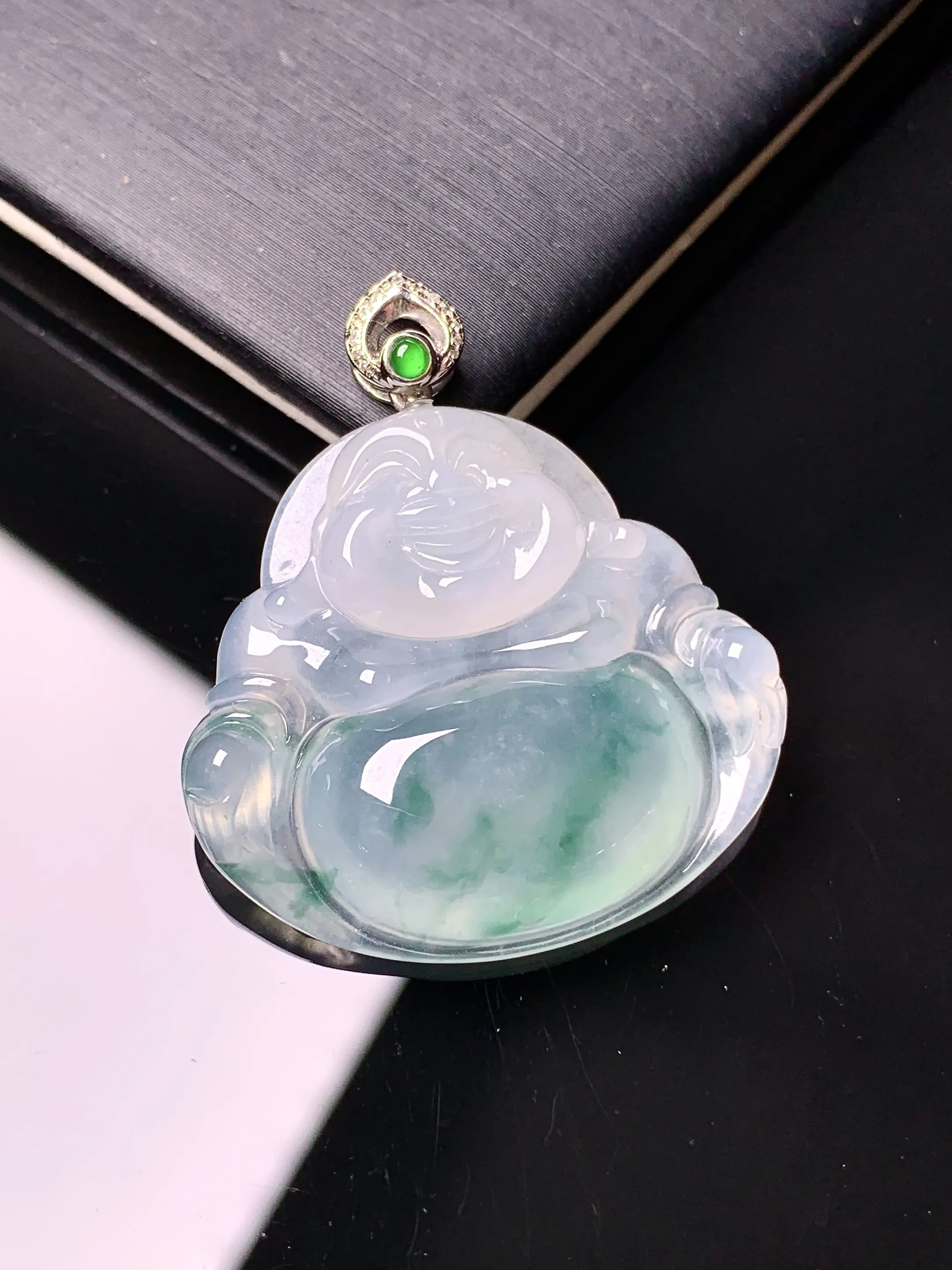 18k金镶嵌飘花佛公吊坠 玉质细腻 色泽艳丽清新 整体尺寸34.2*29.2*5.7