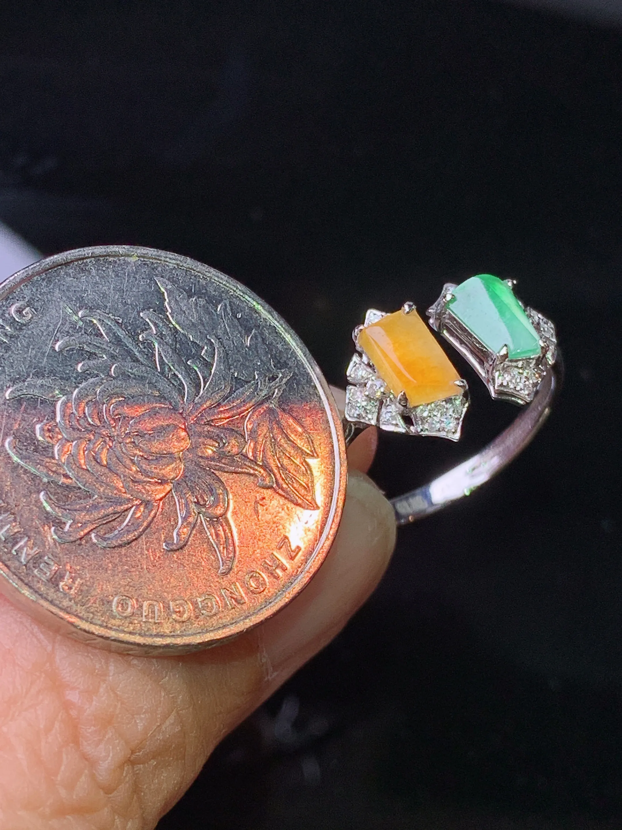 18k金钻镶嵌黄绿随形戒指 玉质细腻 色泽艳丽清新 圈口13.5 裸石尺寸5.7*3.8*2.5