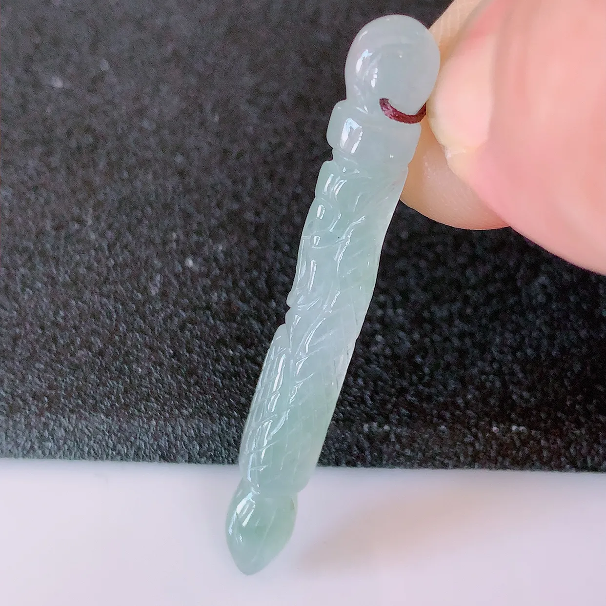 自然光实拍，冰种翡翠金榜题名毛笔吊坠，种老水足，雕工精湛 ，寓意美好，佩戴时尚出众！#60.7