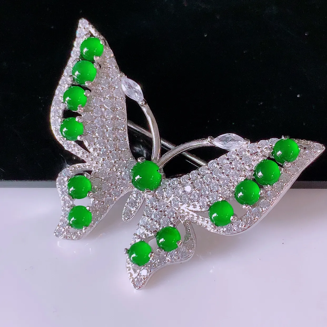 冰透满绿翡翠925银镶嵌蝴蝶胸针，自然光实拍，翠色灵动，颜色漂亮，种老水足，品相佳，佩戴佳品！#97.10整体35*26*8裸石2.8*2.8