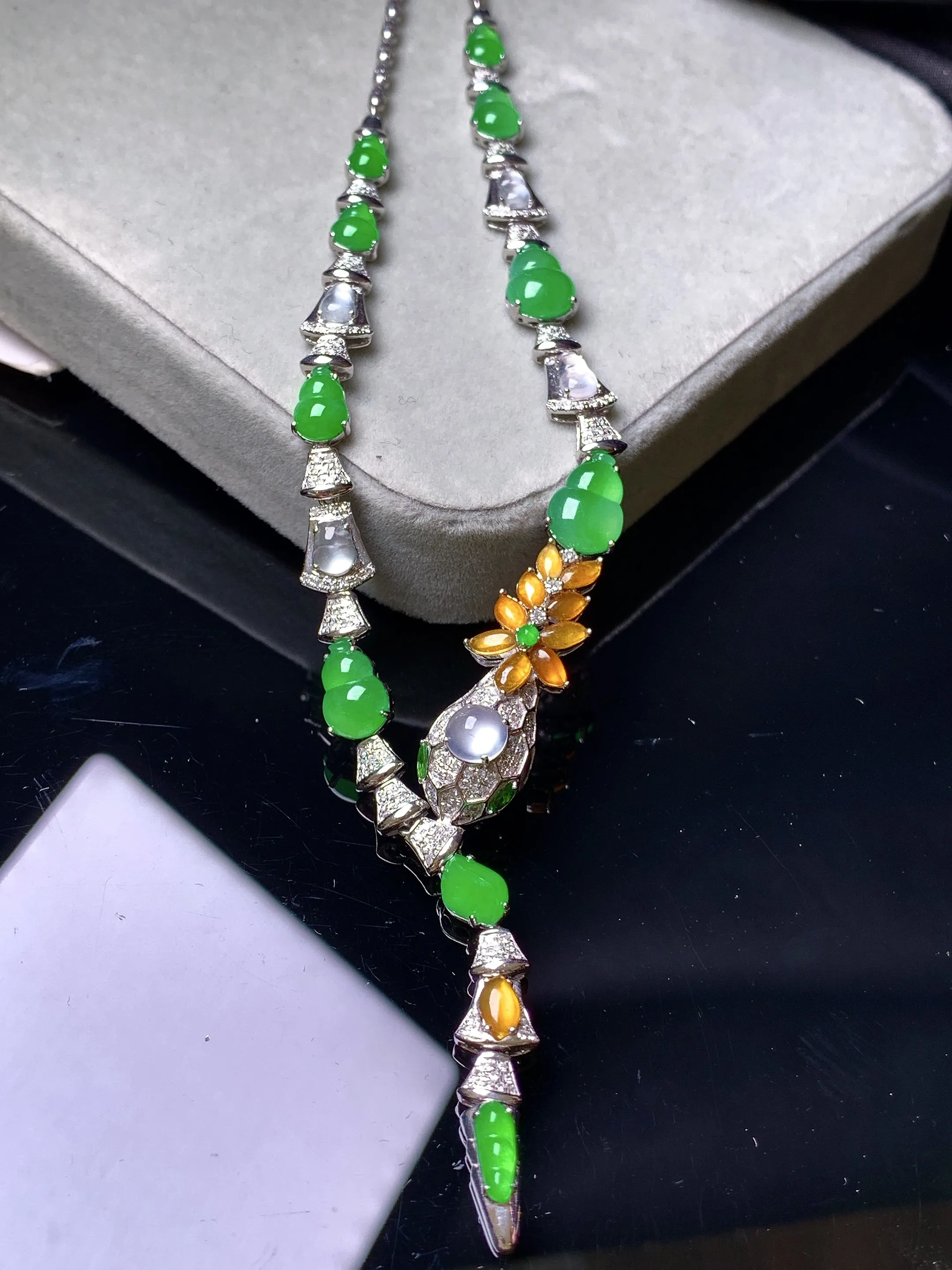 18k金钻镶嵌多宝蛇形项链 玉质细腻 色泽艳丽清新 整体尺寸120*9.2*7.2