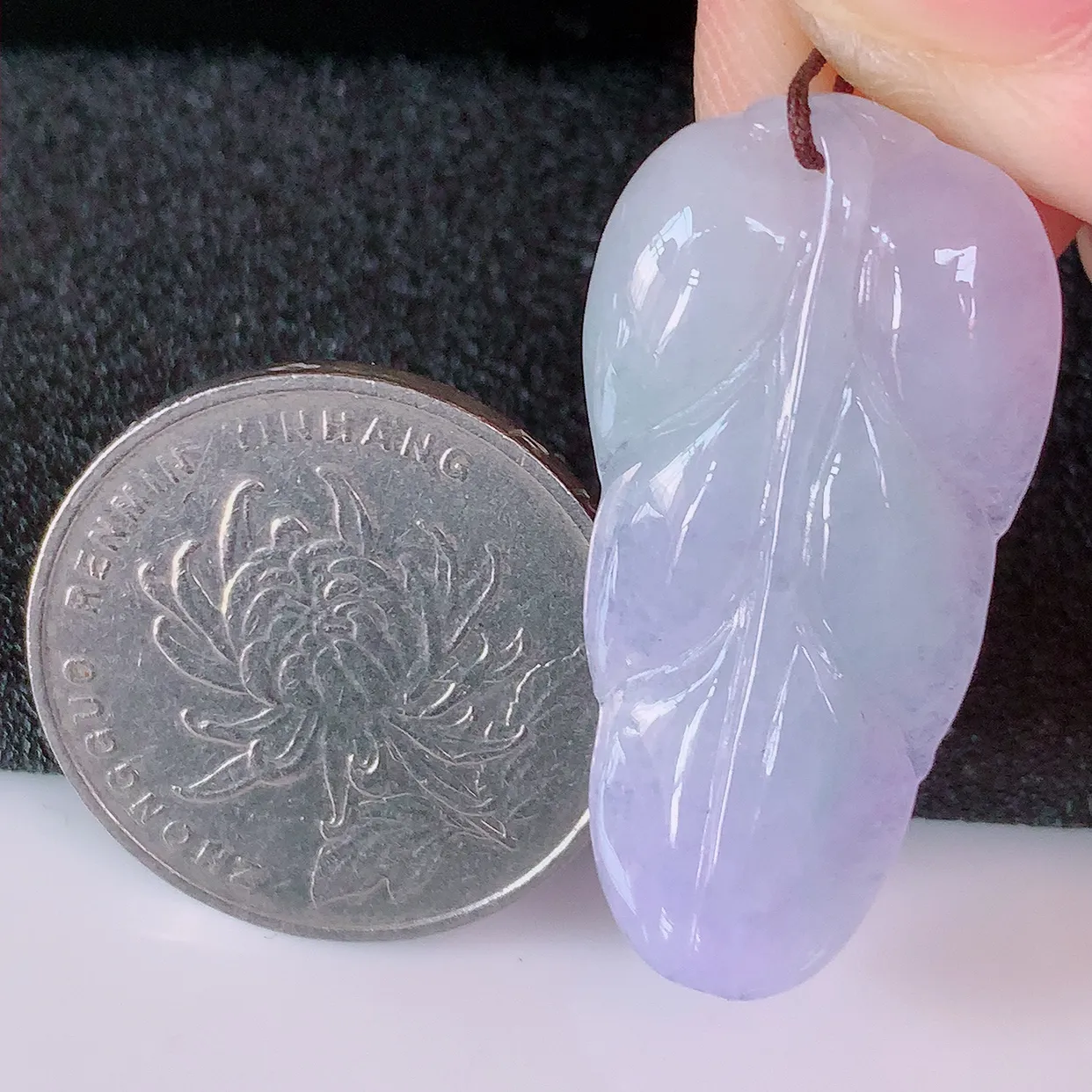 自然光实拍，冰紫罗兰翡翠叶子吊坠 ，种水足，色泽清新，工艺精湛，叶子寓意美好；金枝玉叶，事业有成。#57.7