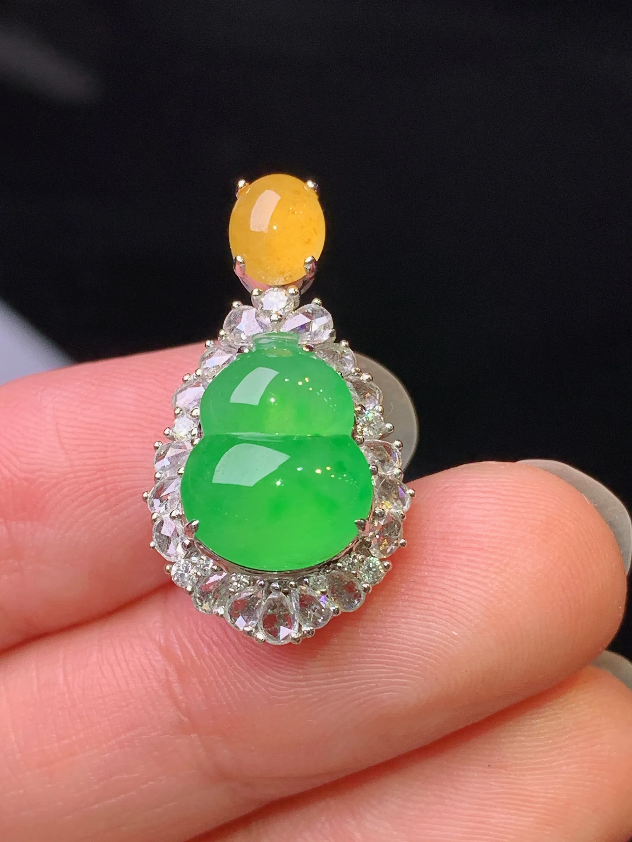 18k金钻镶嵌满绿葫芦吊坠 玉质细腻 色泽艳丽清新 整体尺寸25.2*14.2*9.8