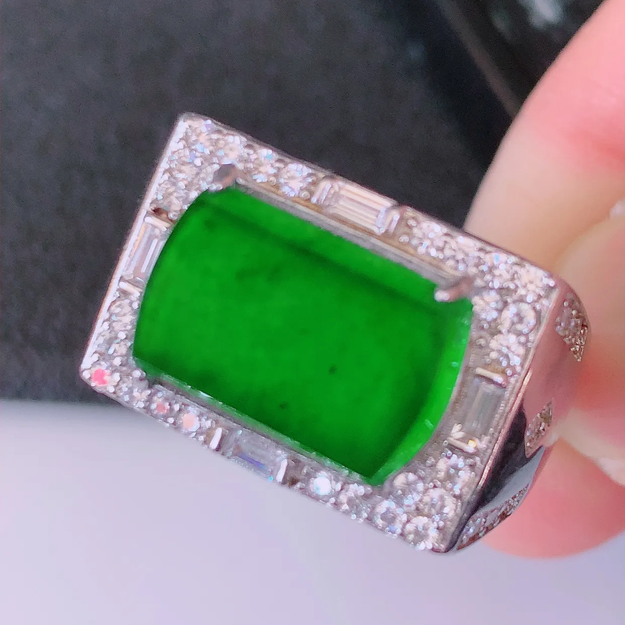 冰透满绿翡翠925银镶嵌马鞍戒指，自然光实拍，翠色灵动，颜色漂亮，种老水足，品相佳，佩戴佳品！#97.7（圈口可调大小）整体26.8*20*6.5裸石14.2*9.5