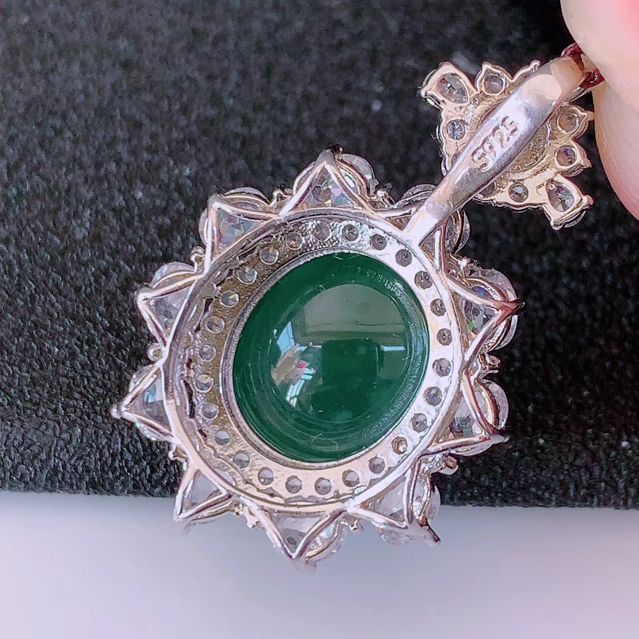 冰透满绿翡翠925银镶嵌吊坠，自然光实拍，翠色灵动，颜色漂亮，种老水足，品相佳，佩戴佳品！#97.7整体32.5*20*9.8裸石12.2-12.2