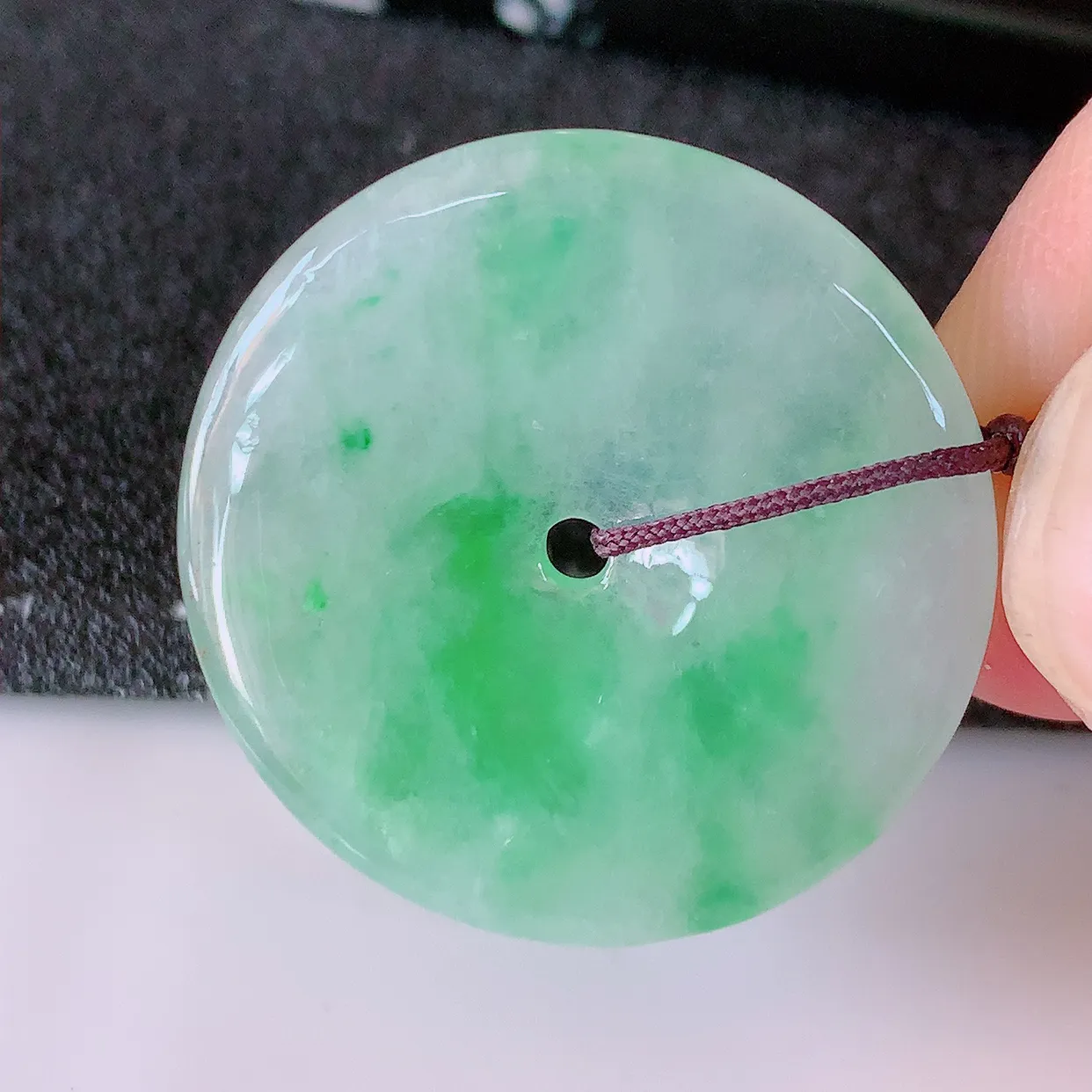 自然光实拍，冰种飘绿翡翠平安扣吊坠，玉扣，平安是福；很美的料子，平安扣佩戴优雅迷人！#41.7