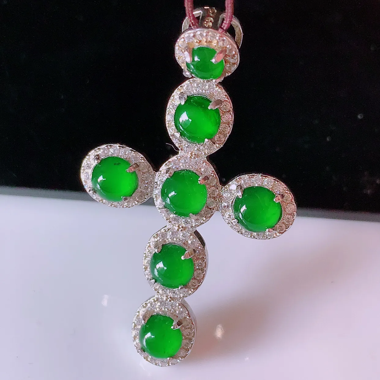 冰透满绿翡翠925银镶嵌十字架吊坠，自然光实拍，翠色灵动，颜色漂亮，种老水足，品相佳，佩戴佳品！#9