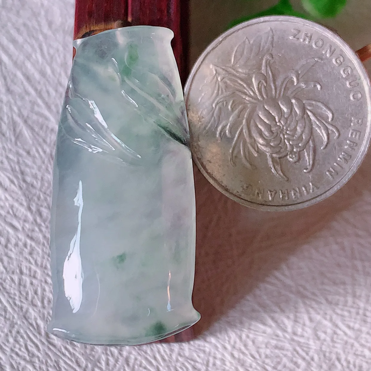 自然光实拍，冰种飘花翡翠竹节吊坠。竹节寓意“节节高，官运亨通，前程似锦，水润莹泽，清秀高雅，佩戴精美！#01.10