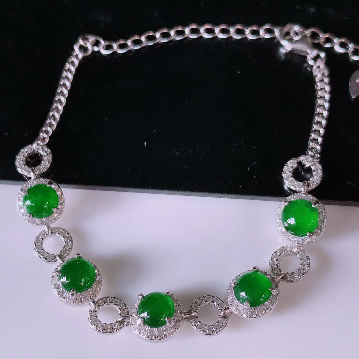 冰透满绿翡翠925银镶嵌手链，自然光实拍，翠色灵动，颜色漂亮，种老水足，品相佳，佩戴佳品！#97.10取一整体8*7.5*5.5裸石5.2.*5.2