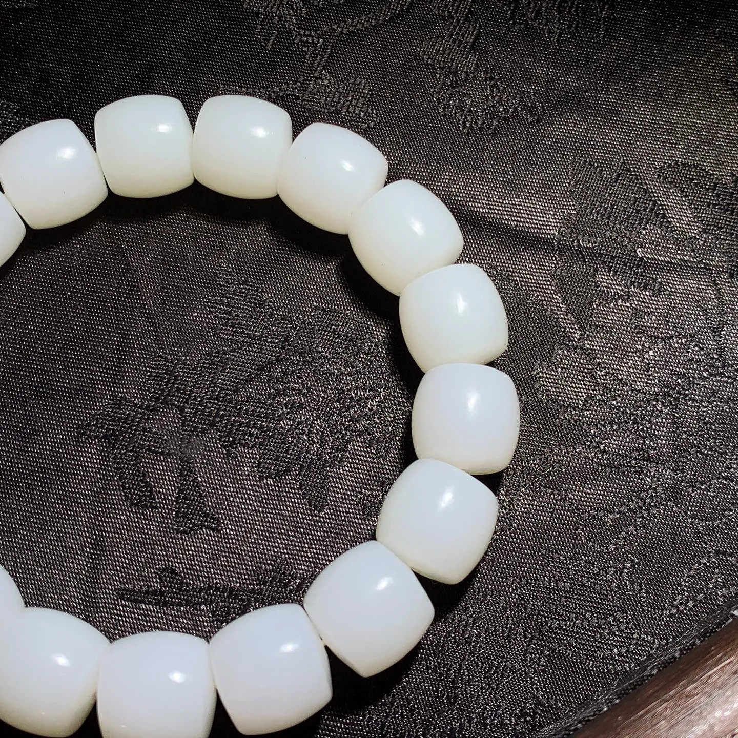 新疆和田玉羊脂白直切老型珠手串 单颗尺寸12/13！玉质细腻油润 底色纯净 脂粉好，品质好。lt251019