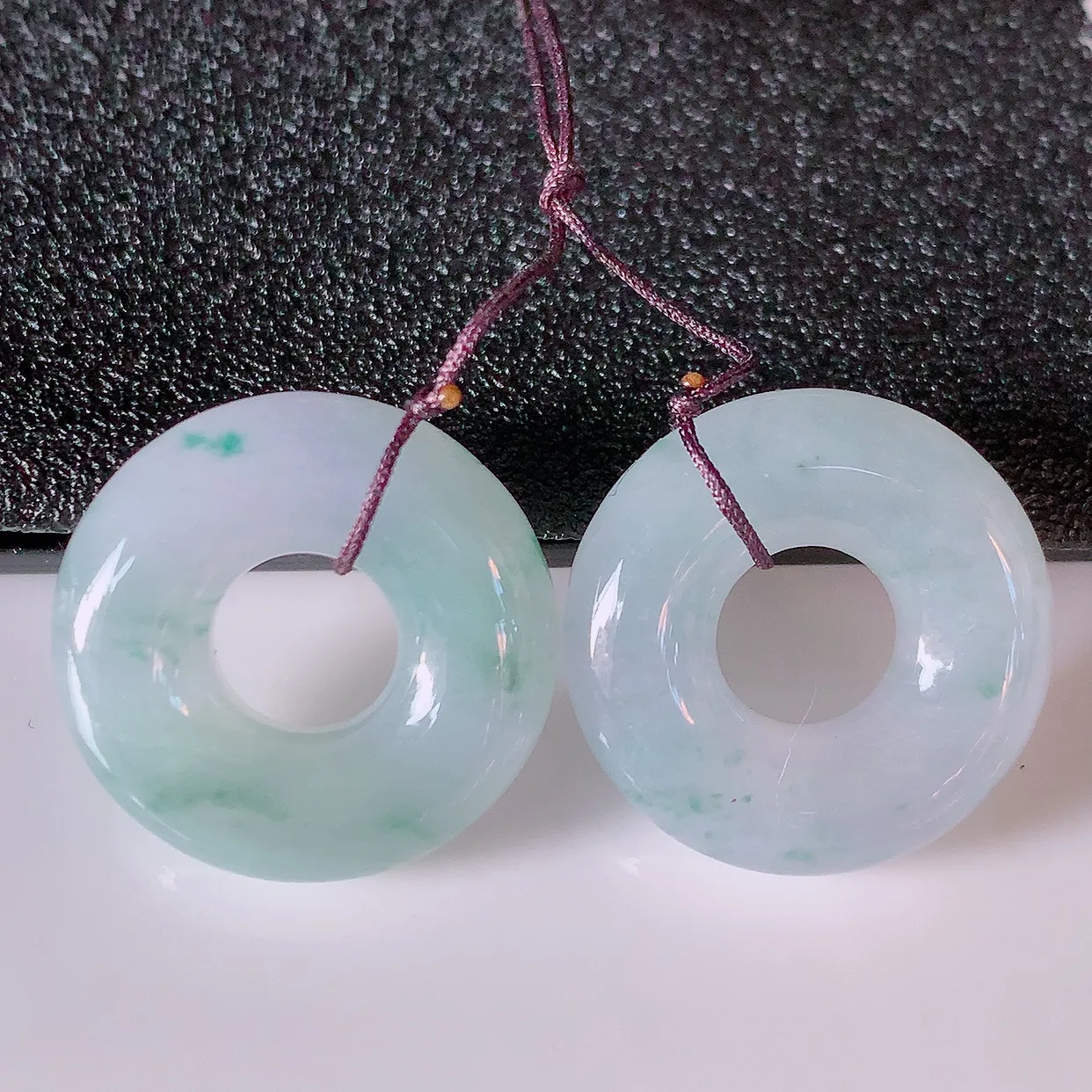 自然光实拍，冰飘花翡翠一对平安扣吊坠，翠色灵动，玉质细腻，颜色漂亮，品相佳，佩戴佳品！49.10