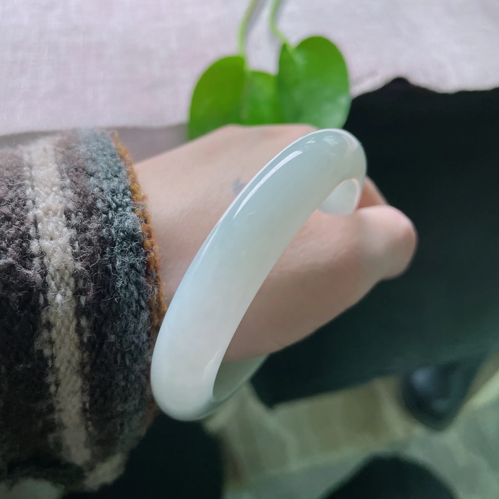 55/11.9/8.3，淡绿底正圈，色淡，清秀迷人，料子干净，清爽。