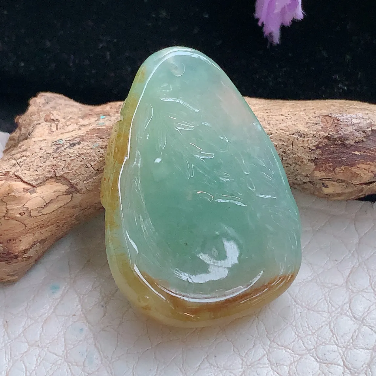 lz实拍31.6*22.8*9缅甸翡翠精雕生肖兔子玉坠