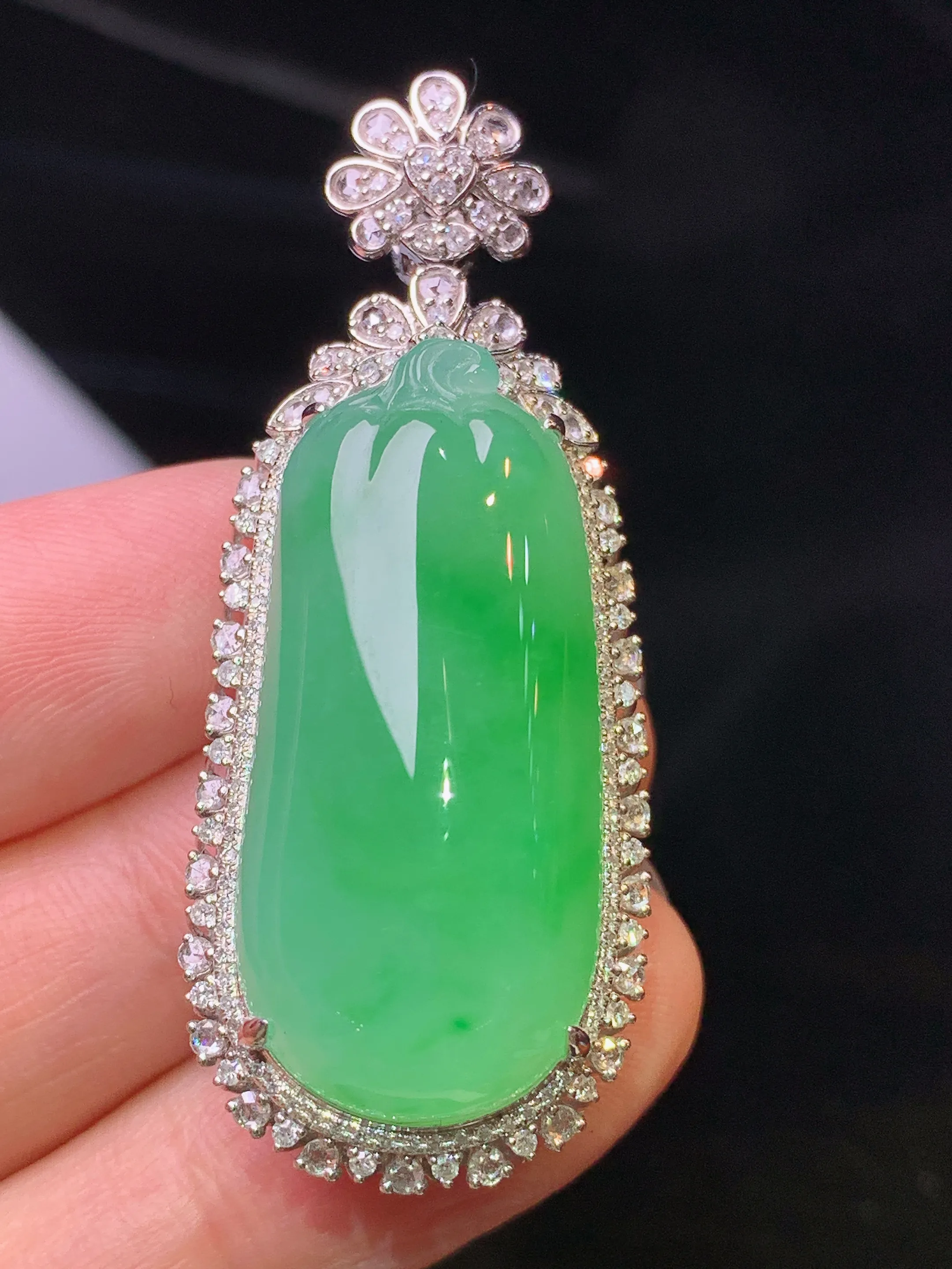 18k金钻镶嵌翠绿福瓜吊坠 玉质细腻 色泽艳丽清新 整体尺寸48*19.2*15