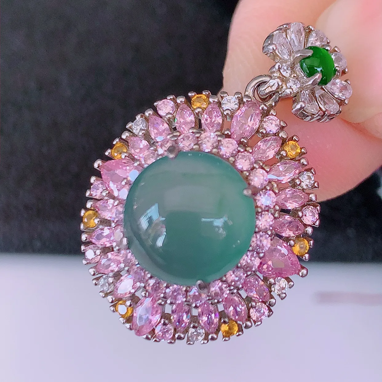 冰透满绿翡翠925银镶嵌吊坠，自然光实拍，翠色灵动，颜色漂亮，种老水足，品相佳，佩戴佳品！#97.7整体28*18.5*10.5裸石9.8*9.6