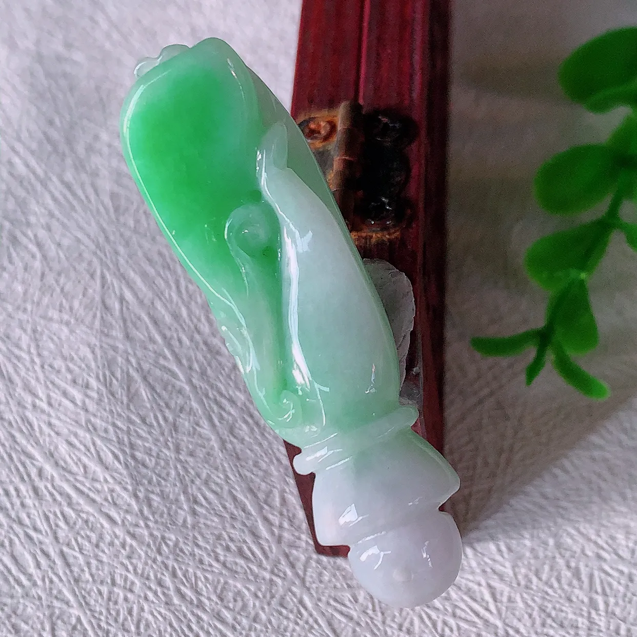 自然光实拍，冰润飘绿翡翠掌上明珠吊坠，翠色灵动，佩戴效果时尚出众，尽显气质，玉质细腻，美感十足。#46.10