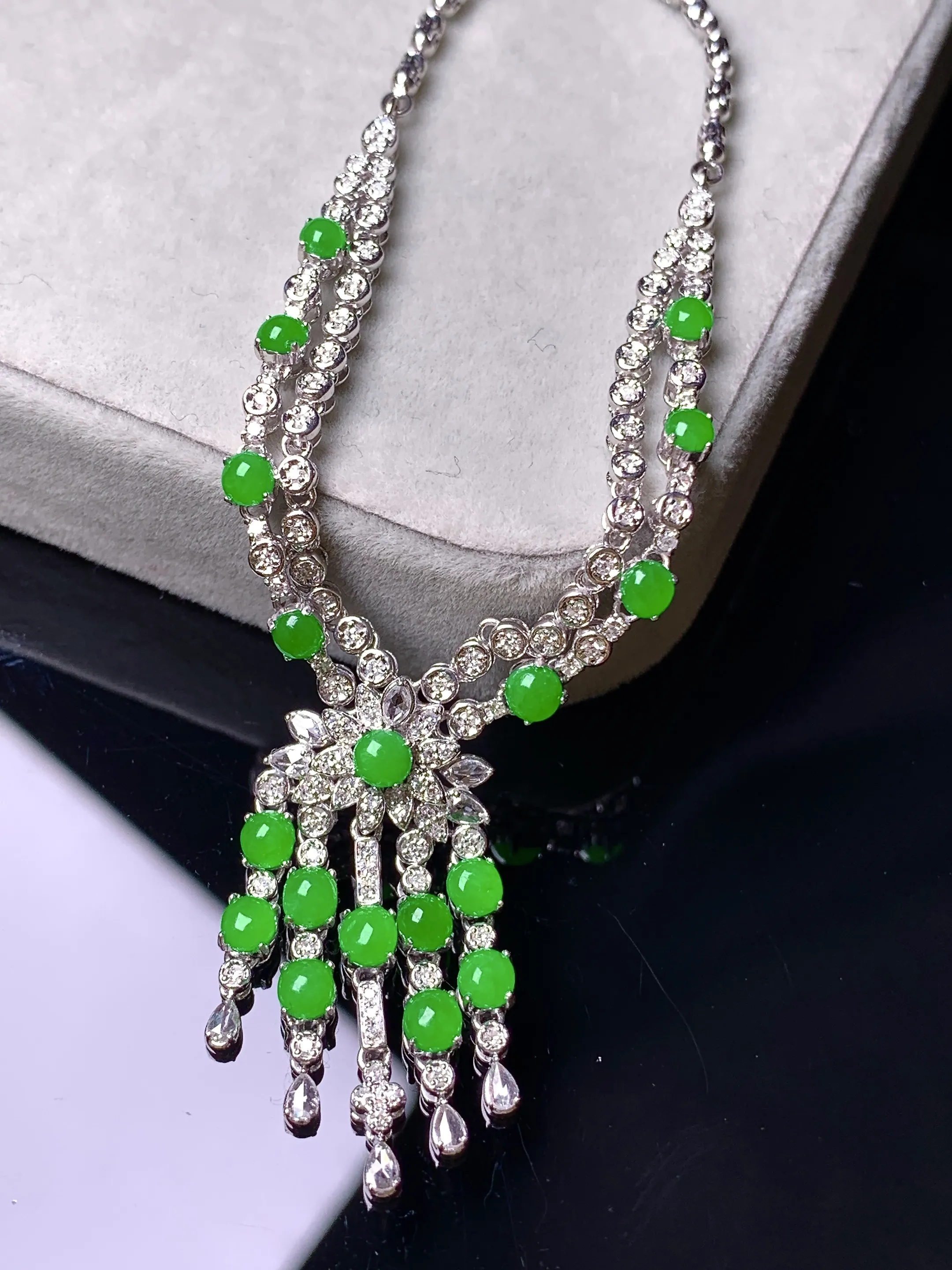 18k金钻镶嵌满绿蛋面组合项链 玉质细腻 色泽艳丽清新 整体尺寸71.8*12.8*5