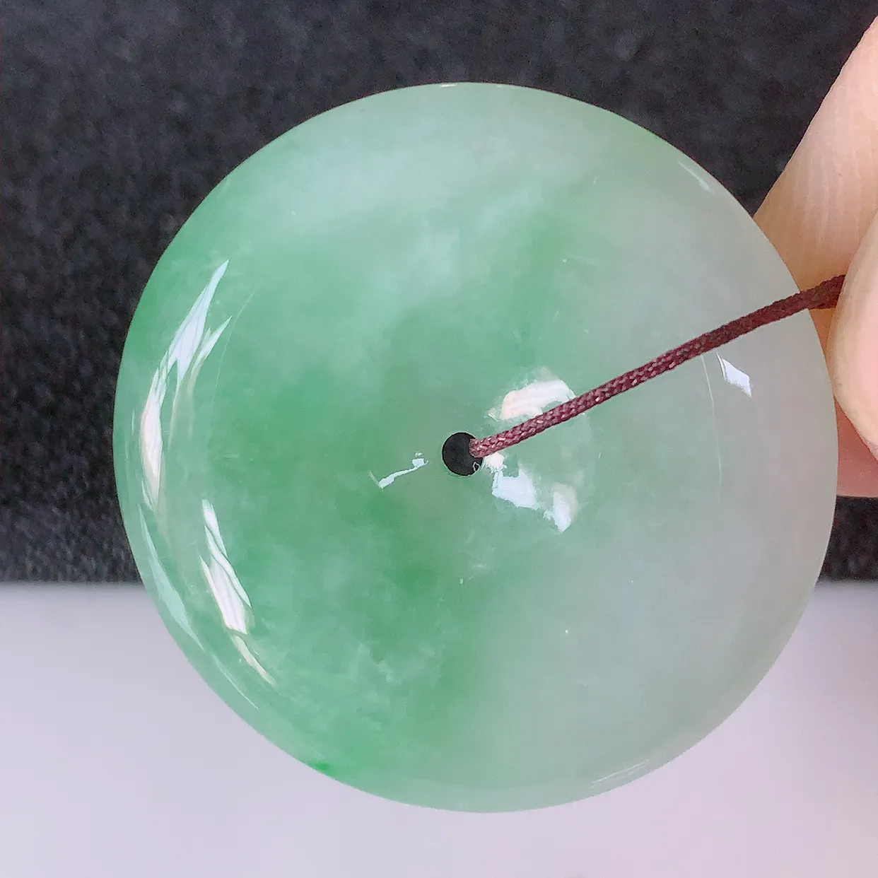 自然光实拍，水润飘绿翡翠平安扣吊坠，翠色灵动，玉质细腻，颜色漂亮，品相佳，佩戴佳品！#57.7