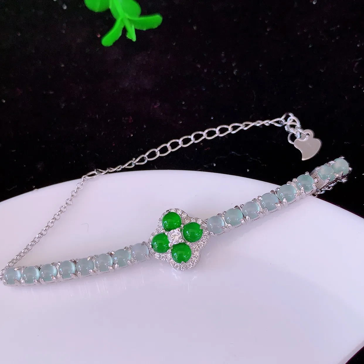 冰透满绿翡翠925银镶嵌手链，自然光实拍，翠色灵动，颜色漂亮，种老水足，品相佳，佩戴佳品！#97.7