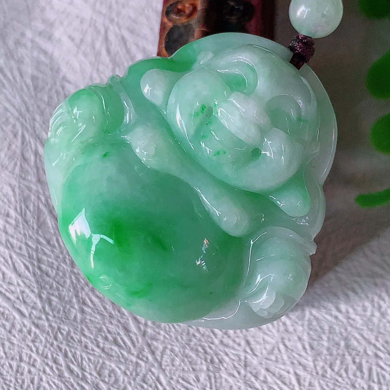自然光实拍，大件厚装冰润飘绿翡翠佛公吊坠，开心笑佛，种老水足，颜色漂亮，立体饱满圆润，佩戴效果赞#46.10
