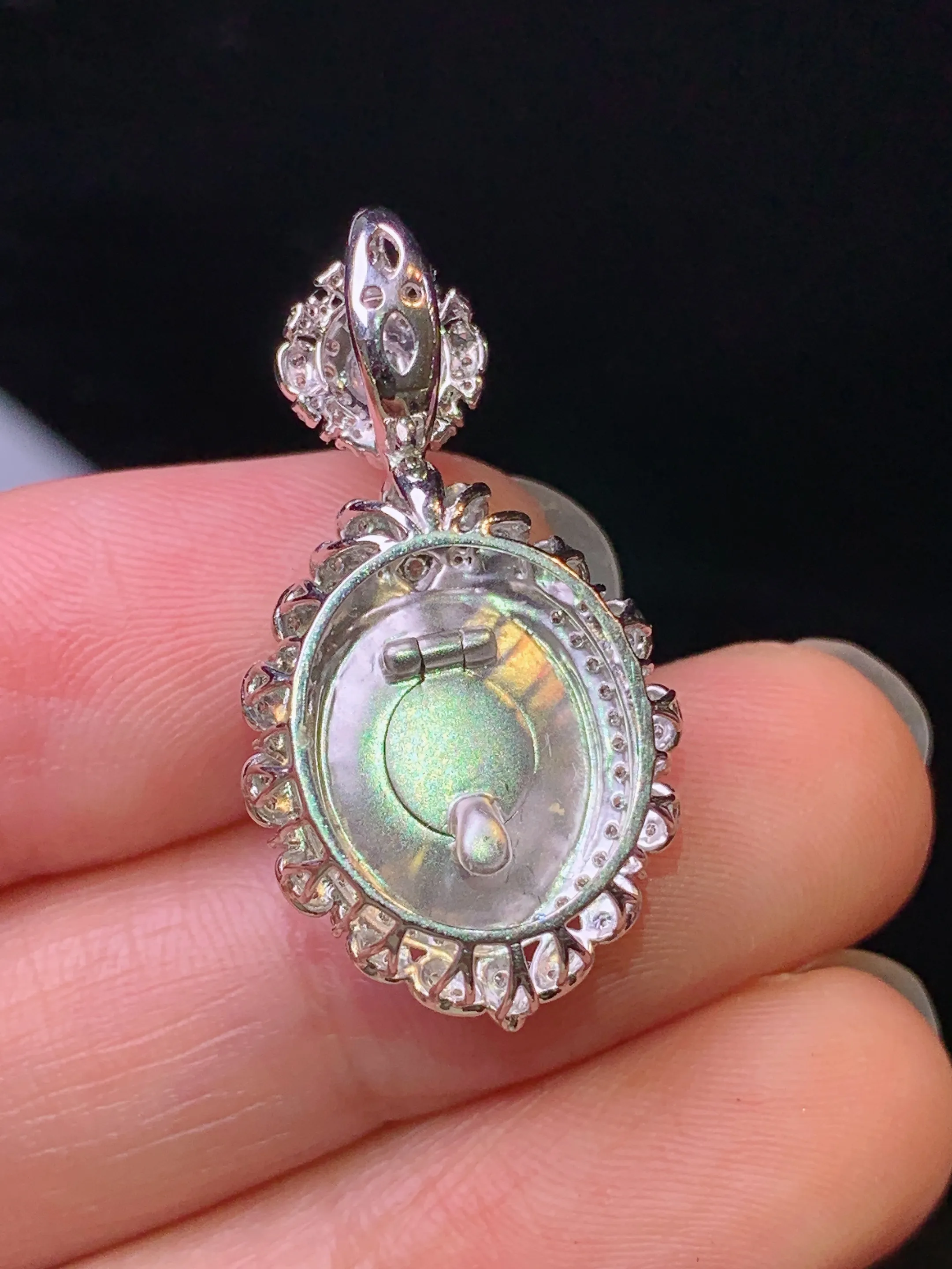 18k金钻镶嵌翠绿蛋面吊坠 玉质细腻 色泽艳丽清新 整体尺寸29.8*15.7*9.8