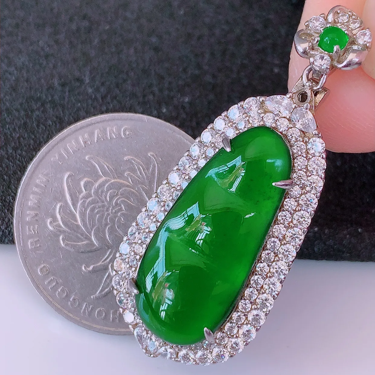 冰透满绿翡翠925银镶嵌福豆吊坠，自然光实拍，翠色灵动，颜色漂亮，种老水足，品相佳，佩戴佳品！#97.7整体41*17*10.5裸石24.5*10.5