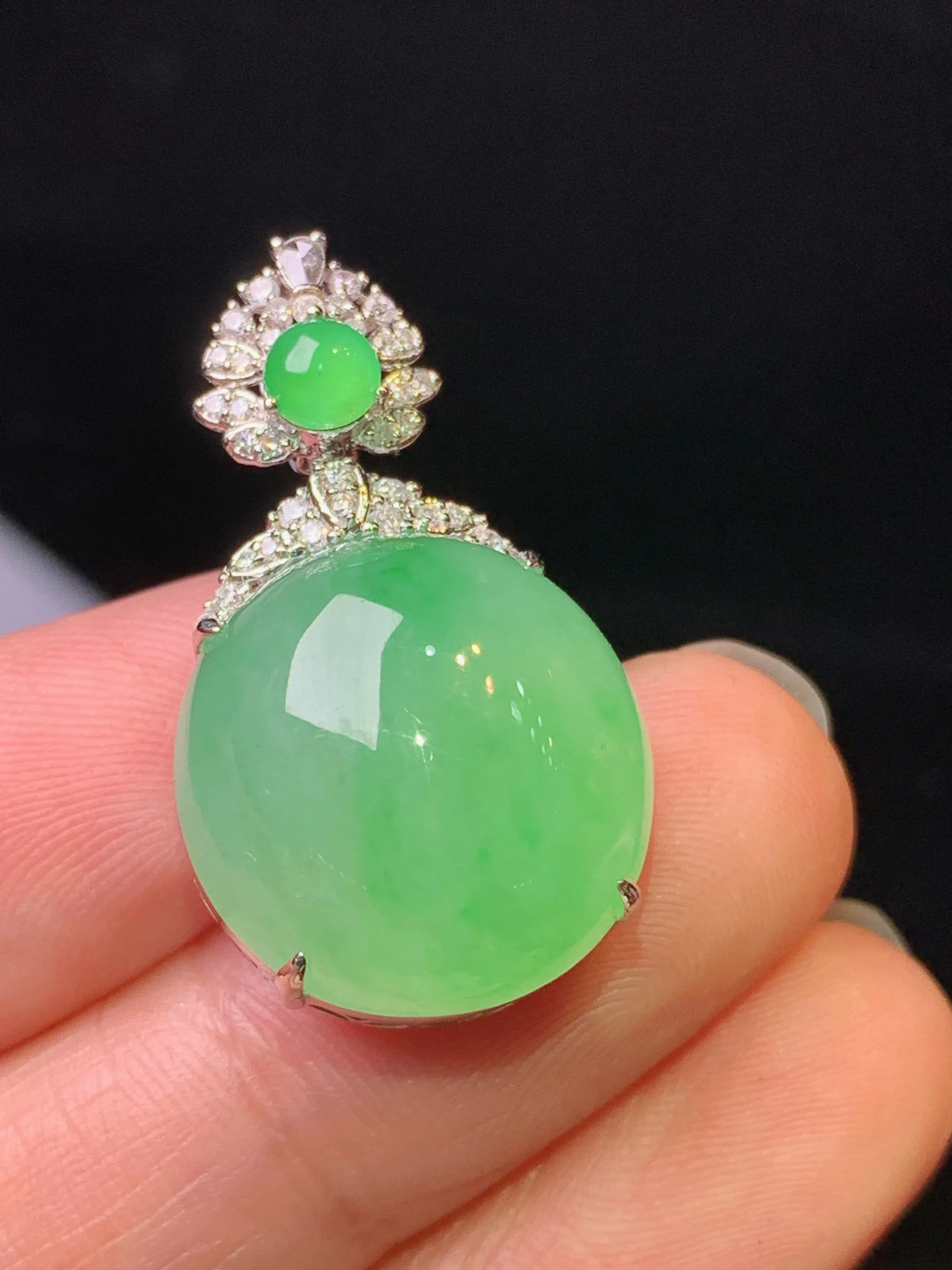 18k金钻镶嵌翠绿蛋面吊坠 玉质细腻 色泽艳丽清新 整体尺寸28.6*16.2*11.3