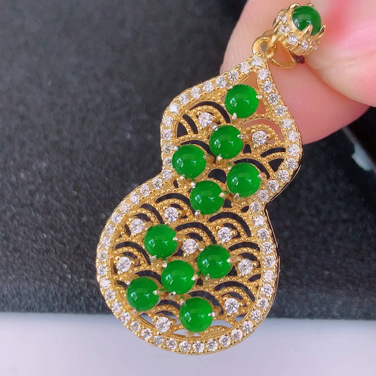 冰透满绿翡翠925银镶嵌葫芦吊坠，自然光实拍，翠色灵动，颜色漂亮，种老水足，品相佳，佩戴佳品！#97