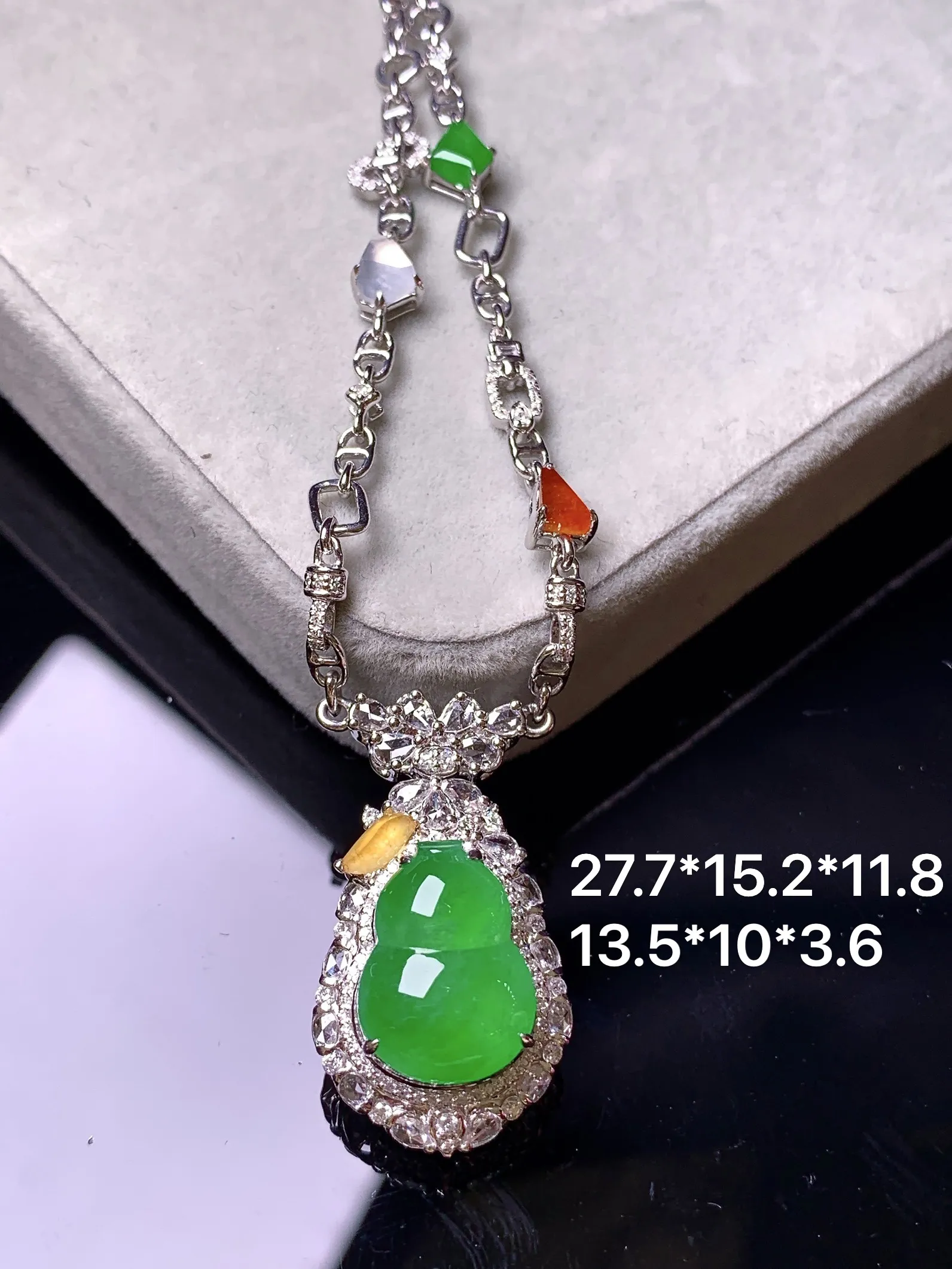 18k金钻镶嵌满绿葫芦吊坠 玉质细腻 色泽艳丽清新 整体尺寸27.7*15.2*11.8