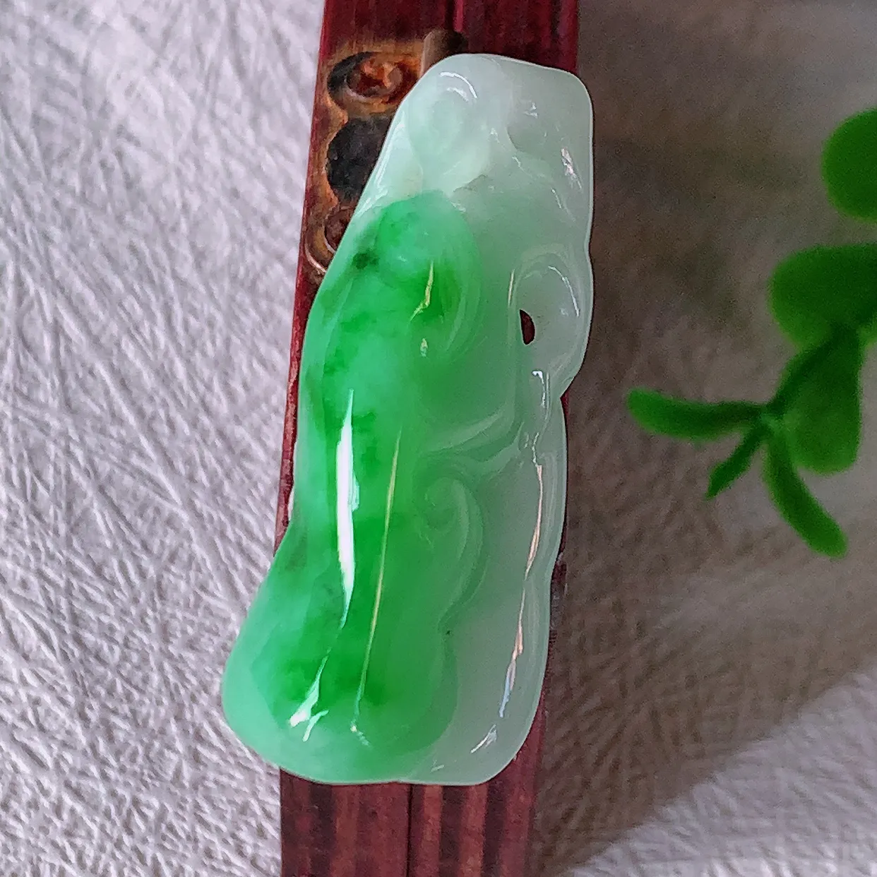 自然光实拍，冰润飘绿翡翠如意吊坠，玉坠百搭又精致，寓意着吉祥，事事如意！#47.10