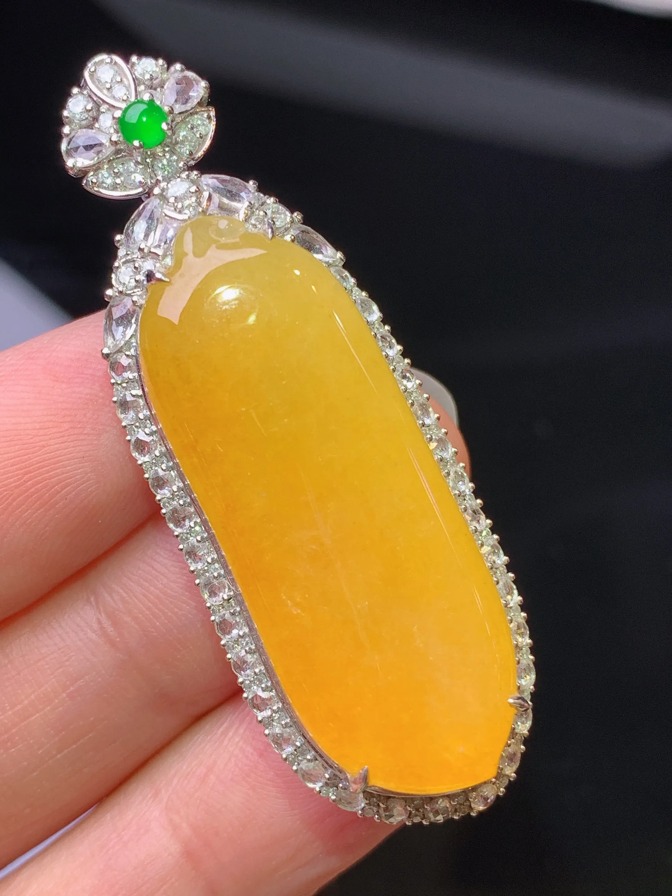 18k金钻镶嵌黄翡福瓜吊坠 玉质细腻 色泽艳丽清新 整体尺寸48.5*17.2*10.2