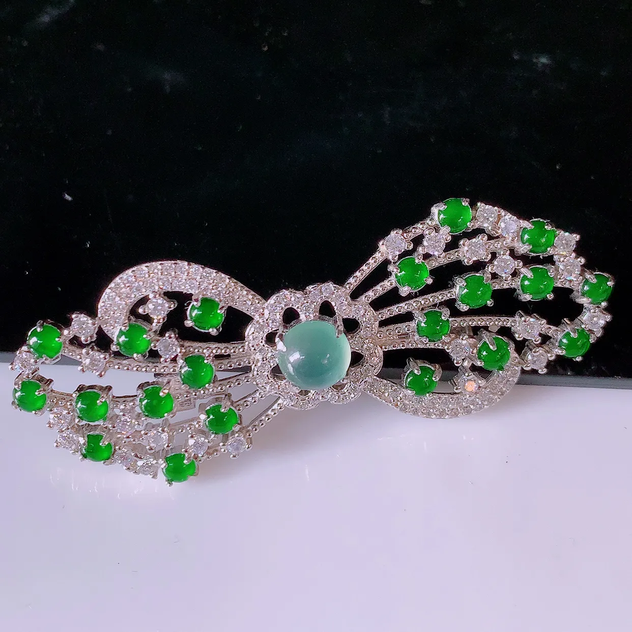 冰透满绿翡翠925银镶嵌胸针，自然光实拍，翠色灵动，颜色漂亮，种老水足，品相佳，佩戴佳品！#97.10整体52.5*19.5*7.2裸石5.6*5.6